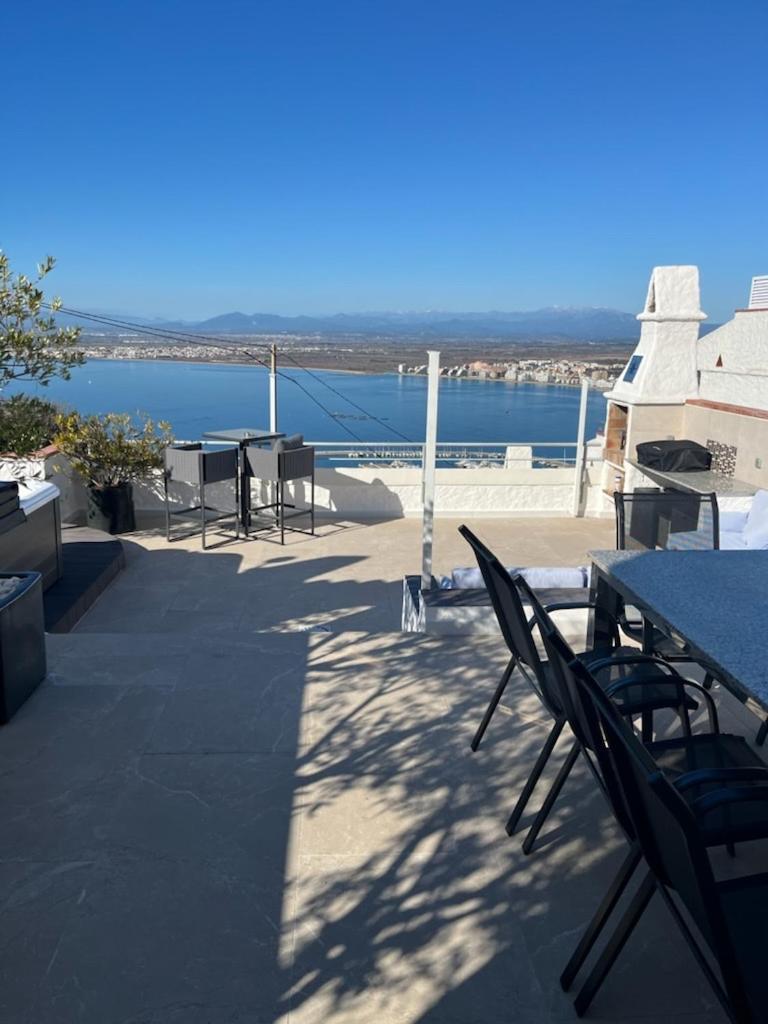 Appartement Duplex Rosas Avec Terrasse Magnifique Jacuzzi Vue Mer מראה חיצוני תמונה