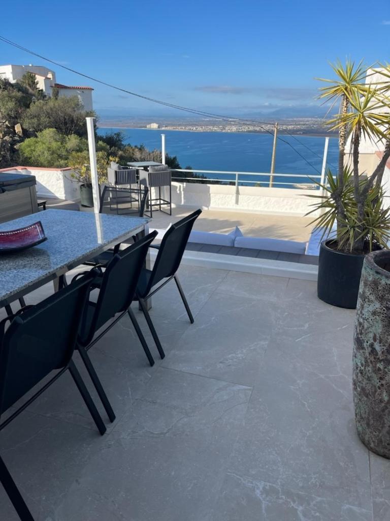 Appartement Duplex Rosas Avec Terrasse Magnifique Jacuzzi Vue Mer מראה חיצוני תמונה