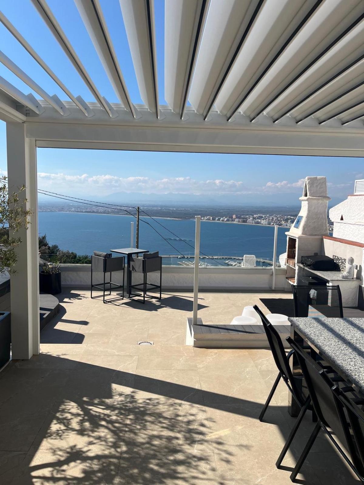 Appartement Duplex Rosas Avec Terrasse Magnifique Jacuzzi Vue Mer מראה חיצוני תמונה